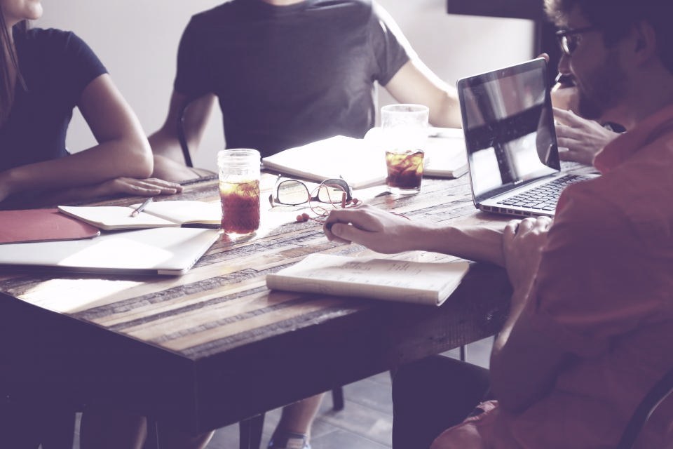 Team van Mailmonsters werkt samen aan een e-mailmarketingstrategie
